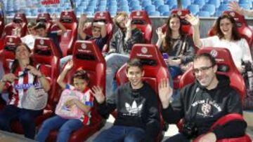Sentados en los banquillos a pie de césped desde donde el técnico observa el partido.
