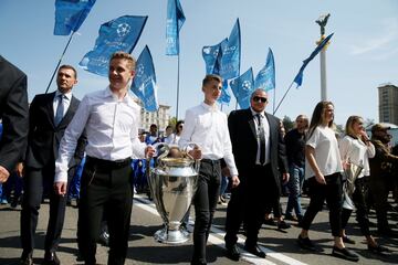 Andriy Shevchenko, embajador de la UEFA Champions League, llegando con el trofeo a Kiev. 