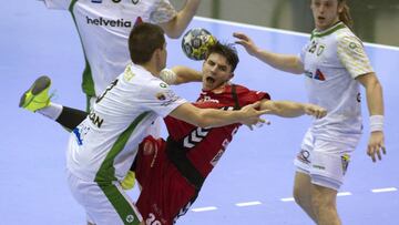 Egon Hanusz intenta superar al jugador del Helvetia Anaitasuna Antonio Bazán.