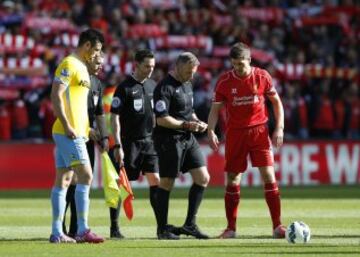 Steven Gerrard deja el Liverpool tras 17 años defendiendo la misma camiseta. Anfield se vistió de gala para hacer inolvidable su despedida.
