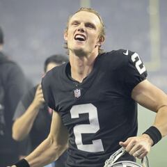 Raiders superan a Chargers y son el último calificado a playoffs