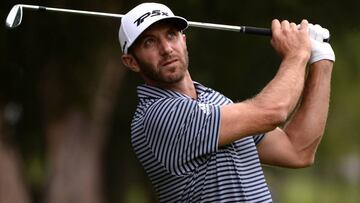 Dustin Johnson golpea la bola durante la jornada final del WGC - Mexico Championship en el Club de Golf Chapultepec.