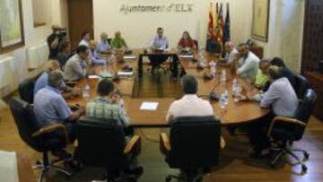 REUNIÓN. El ayuntamiento reunió a empresarios para salvar al Elche. Anguix llevó un inversor.