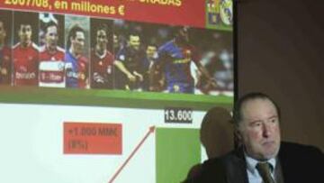<b>UN ESTUDIOSO DEL MUNDO DEL FÚTBOL. </b>José María Gay, profesor titular de Economía Financiera y Contabilidad de la Universidad de Barcelona, es un profundo conocedor del mundo del fútbol, y su maltrecha economía. Este experto en las finanzas futboleras es además un reconocido españolista al que le gusta "acudir al campo cada quince días sin más pretensiones que disfrutar y sufrir con mi equipo".