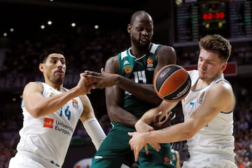 Doncic, Ayón y Gist.