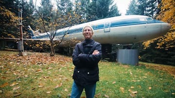 Un ingeniero vive en un Boeing 727 en un bosque