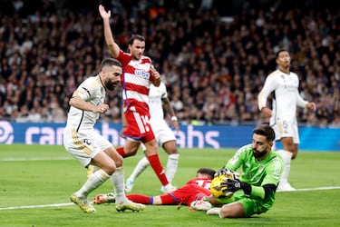 Ferreira detiene el balón.