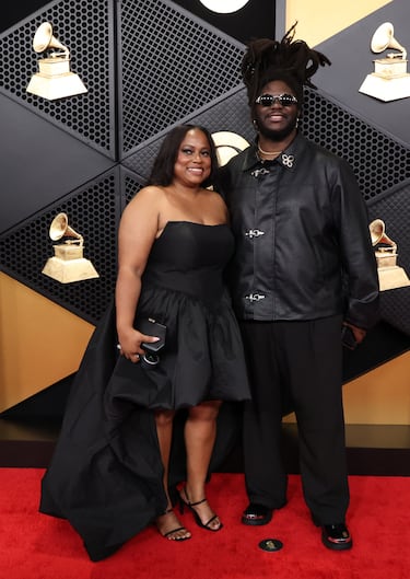 Mortimer y Tka posan en la alfombra roja. 