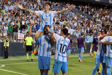 Antoñito felicitasdo tras su gol.