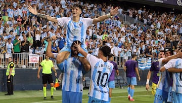 Antoñito felicitasdo tras su gol.