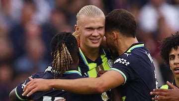 Erling Haaland, jugador del Manchester City, celebra con sus compañeros uno de los goles anotados ante el West Ham.