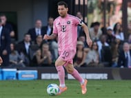 Inter Miami forward Lionel Messi (10) runs with the ball during the first half of the MLS Cup final soccer match against the Vancouver Whitecaps Saturday, Dec. 6, 2025, in Fort Lauderdale, Fla. (AP Photo/Lynne Sladky)
