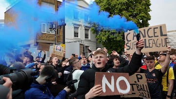 Aficionados ingleses protestan contra la creación de la Superliga europea.