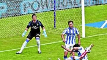 <b>SIN TINO. </b>Aranda intenta sin suerte un acrobático remate sobre la meta de Asenjo.