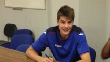 Juancho Hernangómez, firmando su nuevo contrato.