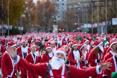 11.000 corredores disfrazados de Papá Noel han celebrado la nueva edición de la carrera más navideña, familiar y divertida de Madrid.