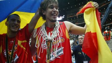 Marc Gasol y Sergio Rodríguez, tras ganar el Mundial de 2006 en Japón.