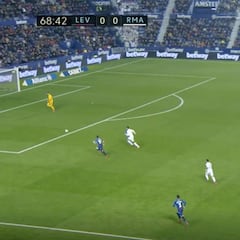 Morales cogiéndole la matrícula a Courtois antes del 1-0: la jugada previa que desnudó al belga...