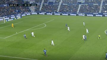 Morales cogiéndole la matrícula a Courtois antes del 1-0: la jugada previa que desnudó al belga...