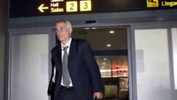 <b>CÚPER VIAJÓ CON ONCE CÁNTABROS. </b>Proyecto de cantera el que tiene entre manos en su vuelta a España y prueba de ello es que hasta 11 jugadores nacidos en Cantabria viajaron ayer a Valencia. Cúper vuelve ahora con un Racing al que siempre se le ha dado bien el coliseo valencianista los últimos años.