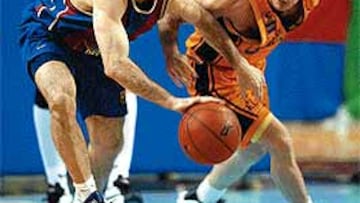 <b>VETERANOS.</B> Nacho Rodríguez, hostigado por Gonzalo Martínez.