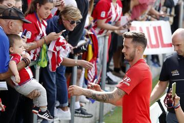 Saúl firma autógrafos a los aficionados que han disfrutado del entrenamiento rojiblanco. 