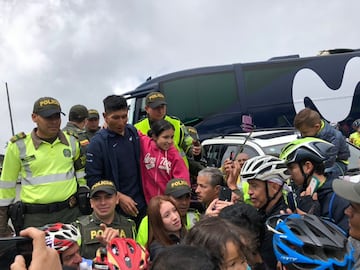 En su cumpleaños, Nairo Quintana fue sorprendido por sus seguidores en el Alto de la Línea. 