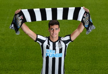 El centrocampista de Pamplona recaló en el Newcastle en calidad de cedido en la temporada 2017/18 cuando pertenecía al Borussia Dortmund. El club alemán pagó 3,75 millones de euros a Osasuna por su fichaje. Tras relanzar su carrera en las filas de la Real Sociedad, en verano de 2024, tras ganar la Eurocopa con España, fichó por el Arsenal que pagó 32 millones de euros para hacerse con sus servicios.. 
