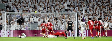 1-0. Rodrygo lanza una fantástica falta desde la derecha . Jude Bellinghan, que se anticipa con su salto a la defensa del Sevilla, remata con un poderoso cabezazo superando a Odysseas Vlachodimos.