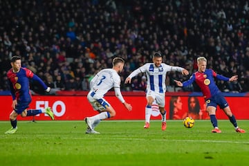 Oscar trata de frenar a Dani Olmo frente al Bar?a. 