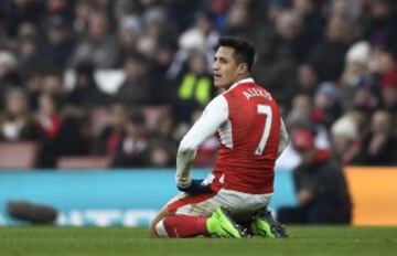 Britain Soccer Football - Arsenal v Hull City - Premier League - Emirates Stadium - 11/2/17 Arsenal's Alexis Sanchez looks dejected Reuters / Dylan Martinez Livepic EDITORIAL USE ONLY. No use with unauthorized audio, video, data, fixture lists, club/league logos or "live" services. Online in-match use limited to 45 images, no video emulation. No use in betting, games or single club/league/player publications. Please contact your account representative for further details.