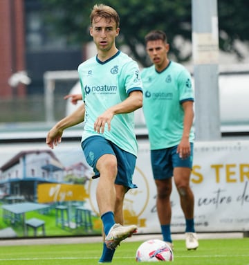 Javi Castro, junto al canterano Carrascal, en su primer día de racinguista.