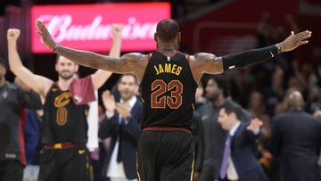 LeBron James celebra la victoria de los Cleveland Cavaliers contra los Washington Wizards.