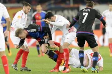 Cristóforo y Coke pelean por el balón con Marc Janko y Luca Zuffi.