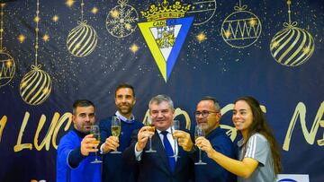 Manuel Vizca&iacute;no, en el centro, con Cervera y los capitanes del C&aacute;diz, C&aacute;diz femenimno y C&aacute;diz Genuine.