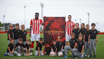 08-08-24. JORDY CAICEDO Y JONATHAN DUBASIN POSAN RODEADOS DE NIÑOS EN SU PRESENTACIÓN OFICIAL COMO JUGADORES DEL SPORTING.