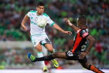 Ulises Dávila, de Santos, y Óscar Murillo, de Pachuca, pelean por el balón.