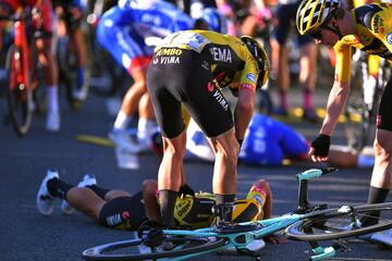 Grave caída del neerlandés Fabio Jakobsen (Deceuninck) al ser cerrado por su compatriota Groenewegen (Jumbo) que provocó una montonera en la línea de meta.