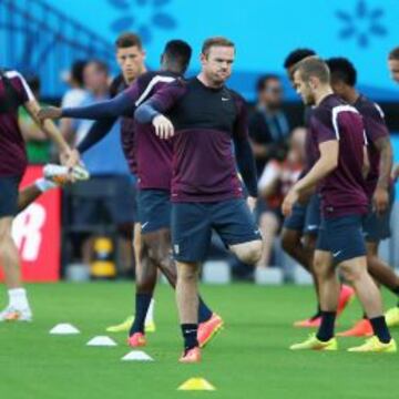 Inglaterra se ejercitó ayer por la tarde en la última sesión antes del partido. Como siempre, todos pendientes de Rooney.