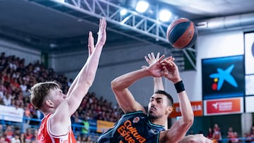 El alero español del Valencia Basket Josep Puerto y el ala-pívot letón del Baxi Manresa, Marcis Steinbergs, durante el encuentro de la jornada 31 de la Liga Endesa entre el Baxi Manresa y el Valencia Basket.