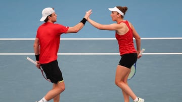 Zizou Bergs y Elise Mertens, en la United Cup.