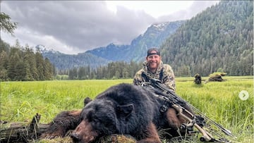 El jugador de fútbol americano Carson Wentz posa junto al oso que mató durante una cacería en Alaska.