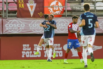 Juan Carlos celebrando el 0-1 junto a David Vicente sobre el verde del Nuevo Mirador en el encuentro correspondiente a la jornada 13 del Grupo 2 de Primera Federación.