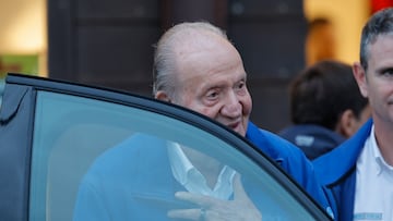 SANXENXO (PONTEVEDRA), 29/09/2024.- El rey emérito Juan Carlos I (i) se despide tras participar en el acto de entrega de premios este domingo a los ganadores de la 9ª Regata Rey Juan Carlos - El Corte Inglés Máster, en el village del Real Club Náutico de Sanxenxo (Pontevedra). EFE/Emilio Lavandeira