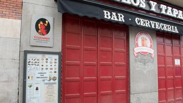 Entrada de un bar cerrado temporalmente, durante el estado de alarma decretado por el coronavirus, en Madrid (España), a 16 de marzo de 2020.