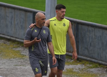 Sin fichajes y con 30 jugadores, así ha sido el primer día del Racing 2025/2026