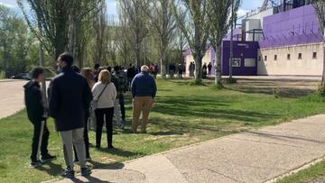 Colas para las últimas entradas para el derbi en Miranda