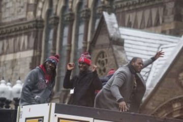 Los corredores LeGarrette Blount, Dion Lewis y Martellus Bennett bailan durante el desfile de la victoria de los Patriots.