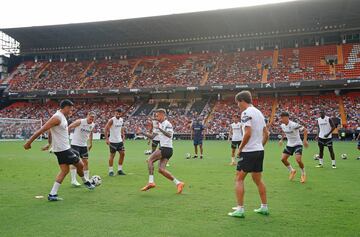 La afición pudo seguir en Mestalla la sesión de entrenamiento.