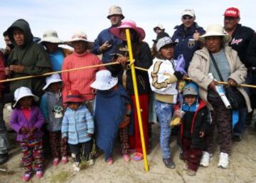 Sexta etapa, Uyuni-Uyuni. Espectadores observan la salida de los competidores.
